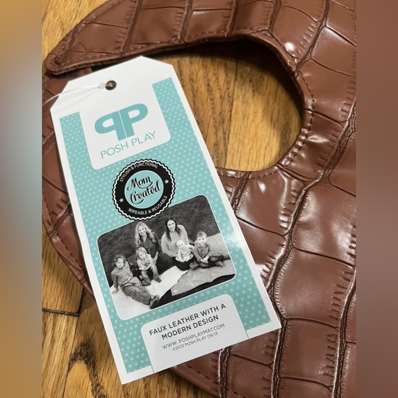Posh Play Faux Leather Retile Baby Bib and Pouch Brown Wipeable NEW - Picture 8 of 8